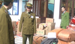 Bắt xe tải chờ hàng hóa Trung Quốc không rõ nguồn gốc về Việt Nam